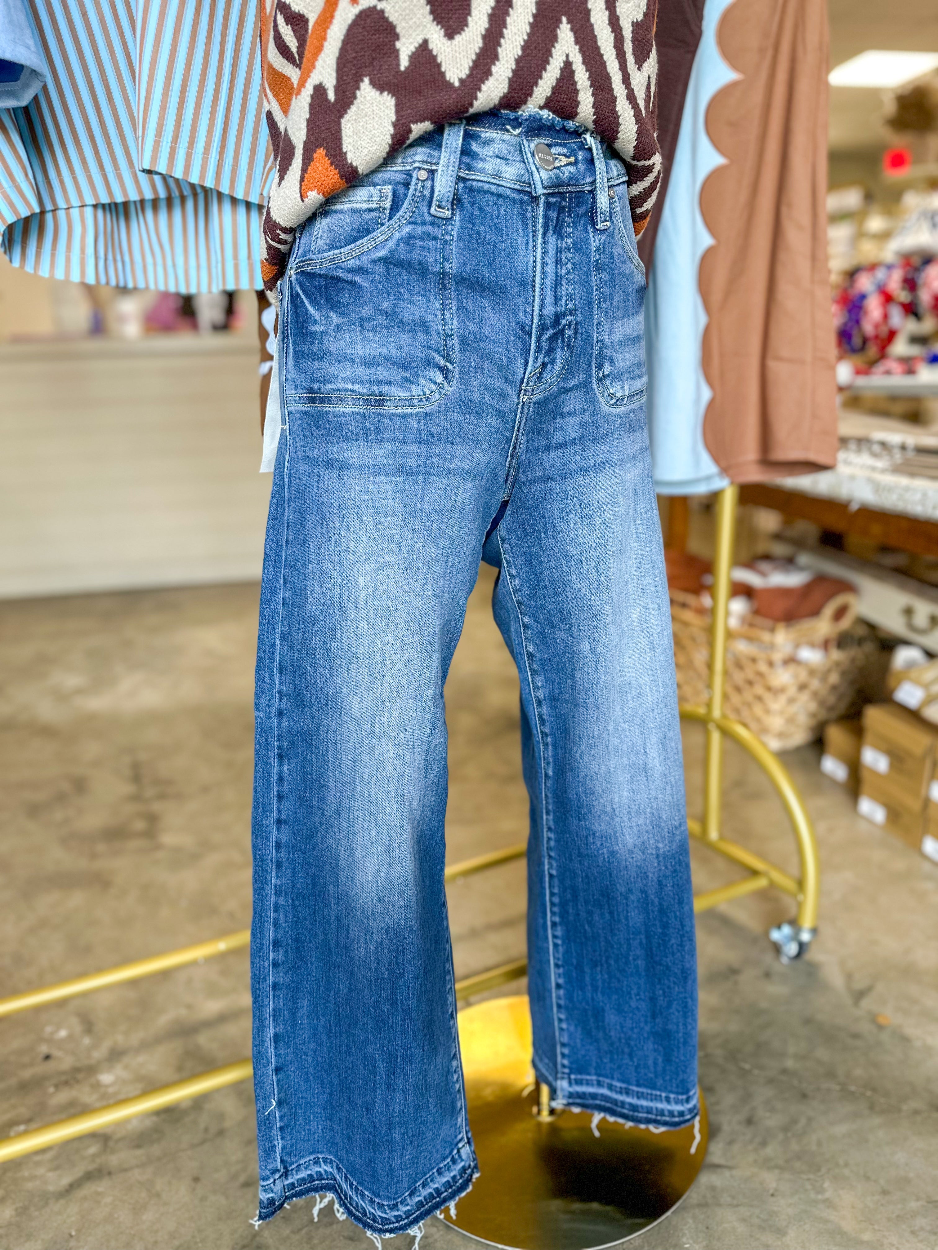 Bri Medium Wash High Rise Crop Wide Pockets&Frayed Edge Risen Denim Jeans